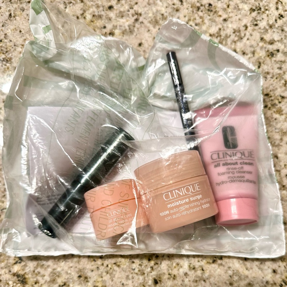 Clinique Travel Gift Set With Pink Makeup Bag - Picture 2 of 4